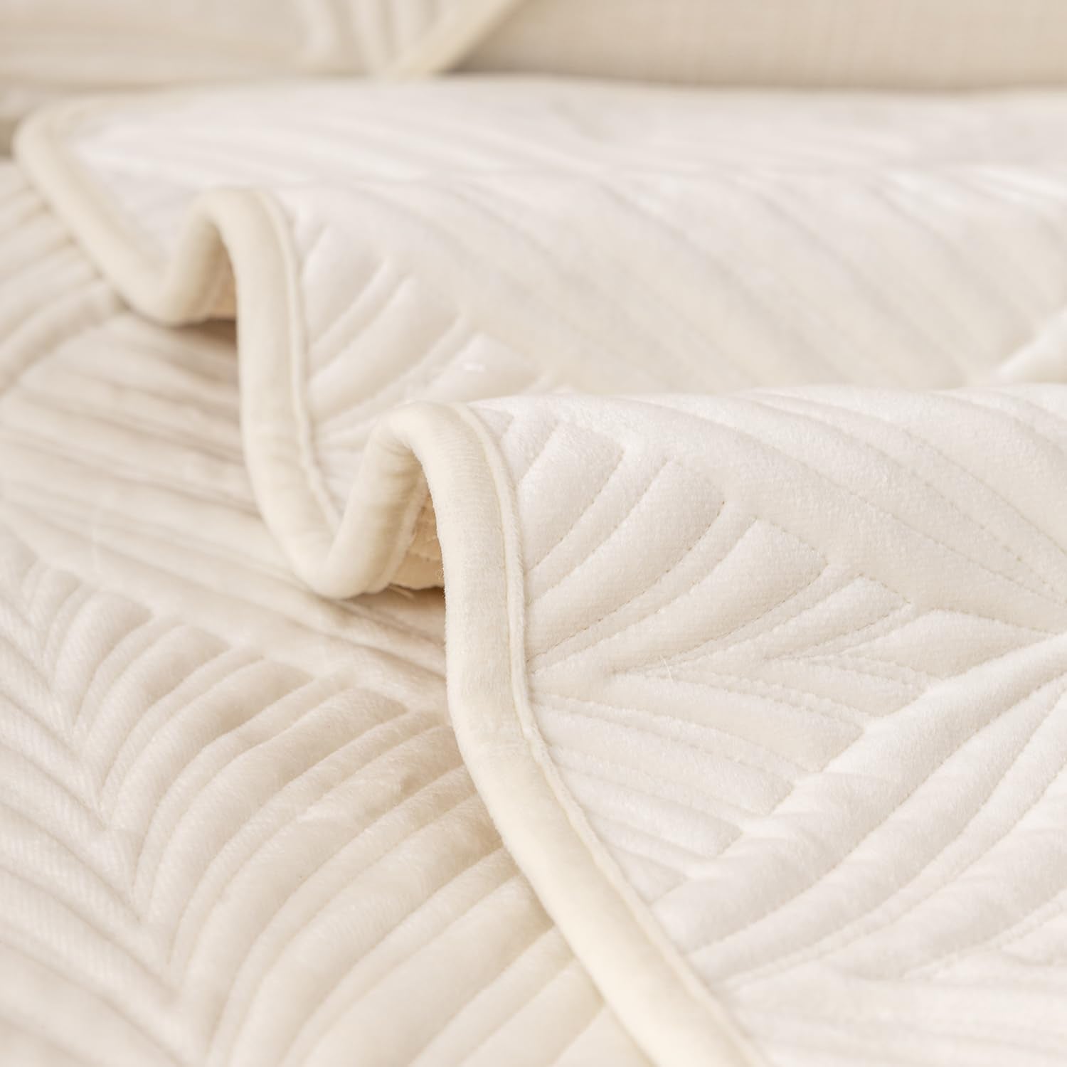 Velvet Palm Leaves Pattern Quilted Sofa Cover Set – 3-Piece Set (2 Armrest Covers 50x70cm + 1 Seat Cover) Cream